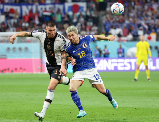 23일 오후(현지시간) 카타르 알라이얀의 할리파 인터내셔널 스타디움에서 열린 2022 카타르 월드컵 조별리그 E조 독일과 일본의 경기. 일본 아사노 다쿠마와 독일 니클라스 쥘레가 볼 경합을 벌이고 있다. [알라이얀=연합뉴스]